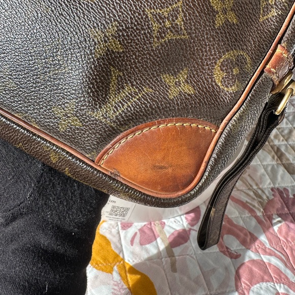 Authentic vintage LOUIS VUITTON
Monogram Pochette Marly Dragonne - Picture 9 of 17